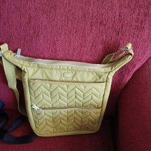 Lug crossbody